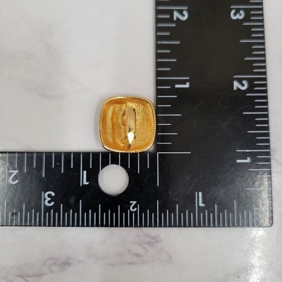 Sarah Coventry Earrings Vintage 80s Black Enamel and Gold Toned Square Clip On - Picture 6 of 6